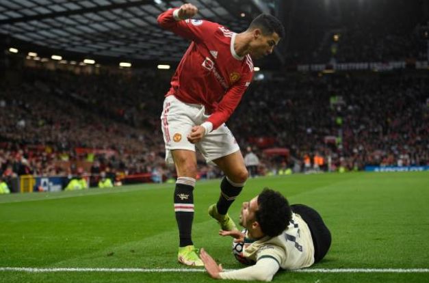 "Ronaldo may mắn thoát thẻ đỏ ở trận Liverpool"
