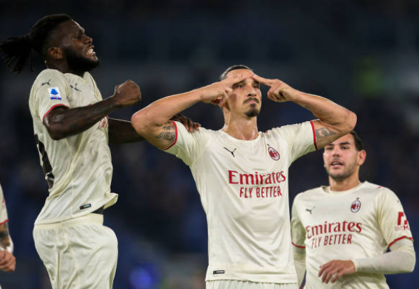 Ibrahimovic nhận thẻ vàng vì hành động không đẹp với CĐV Roma