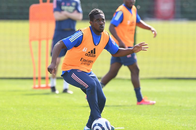 Sao trẻ húc văng cả Thomas Partey trên sân tập là ai?