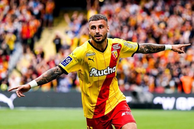 Hậu vệ Ligue 1 công khai thích Chelsea từ bé, mơ về nước Anh