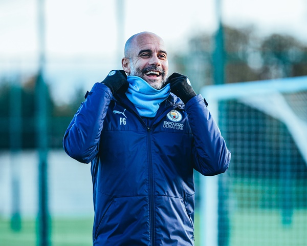 Pep Guardiola tươi cười rạng rỡ, tràn đầy tự tin trước derby Manchester
