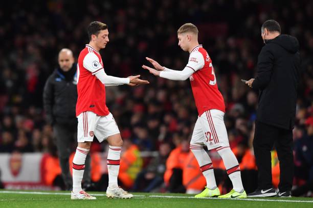 Smith Rowe đã làm được một việc mà Mesut Ozil không thể