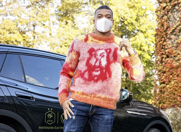 Kẻ nổi loạn Arsenal nháy mắt, Mbappe ôm Griezmann 