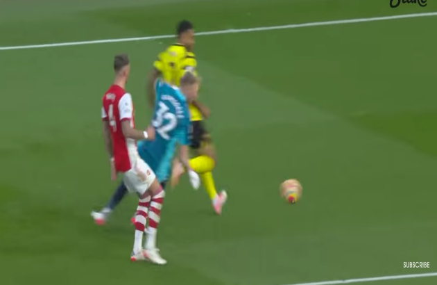 Hóa Neuer, Ramsdale suýt khiến Arsenal trả giá với sai lầm tai hại
