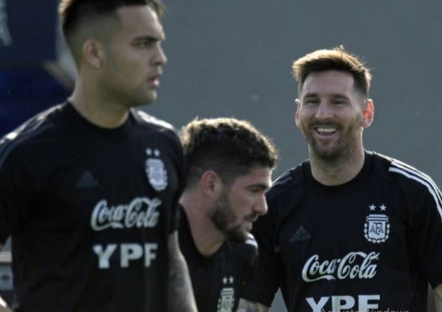Dybala chăm chú nhìn Messi đánh đầu