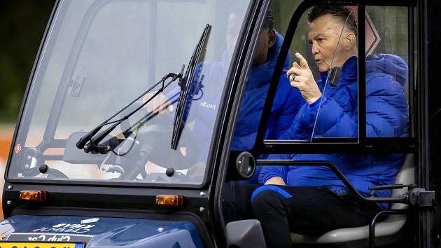 Gãy xương vì ngã xe đạp, Van Gaal ngồi xe golf chỉ đạo học trò