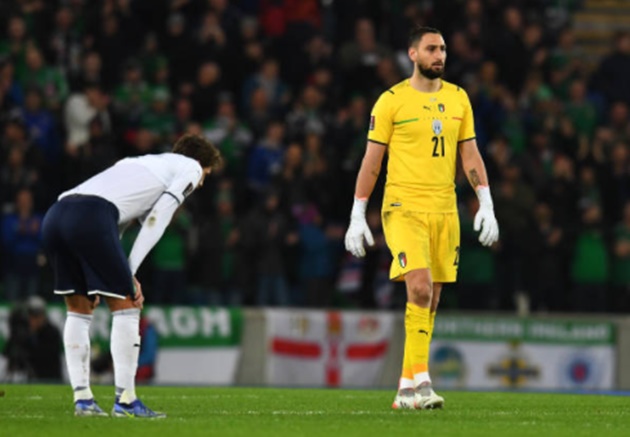 Bonucci cứu Donnarumma, nhưng không ai cứu vé World Cup cho Ý cả