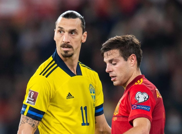 Huých mạnh Azpilicueta ngã xuống sân, Ibrahimovic nói câu xanh rờn