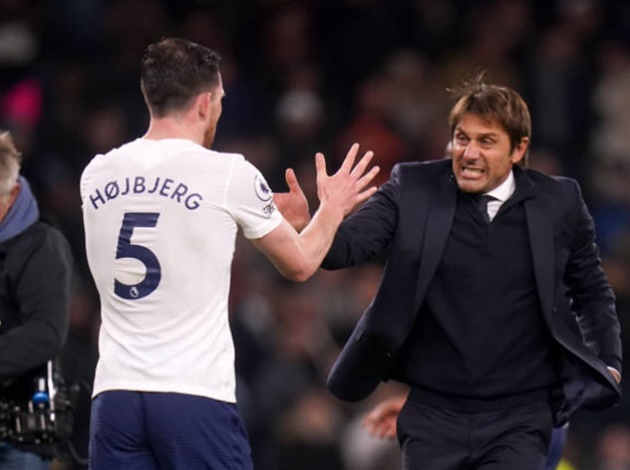 Ảnh bài viết Ngôi sao va trọng tài té lộn nhào, Conte có chiến thắng đầu tay