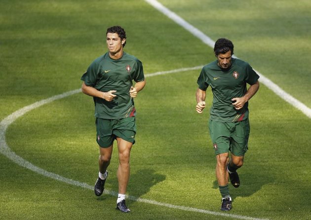 Luis Figo bảo vệ sao Quỷ đỏ