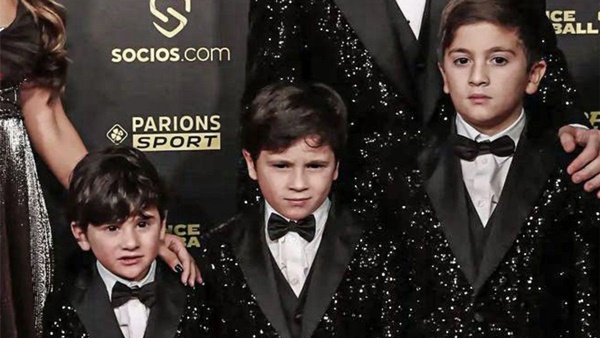 Ảnh bài viết Cười té khói với phản ứng của Mateo khi cùng Messi dự lễ trao giải QBV