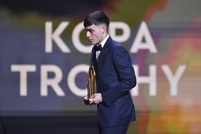 Pedri phá vỡ im lặng về Xavi và Messi