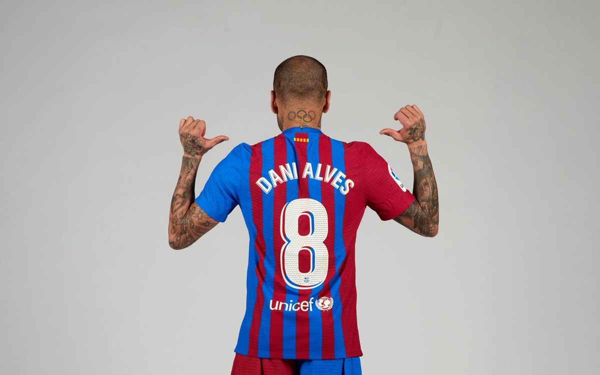 Dani Alves: "Chúng tôi phải chơi ở Europa League vì..."