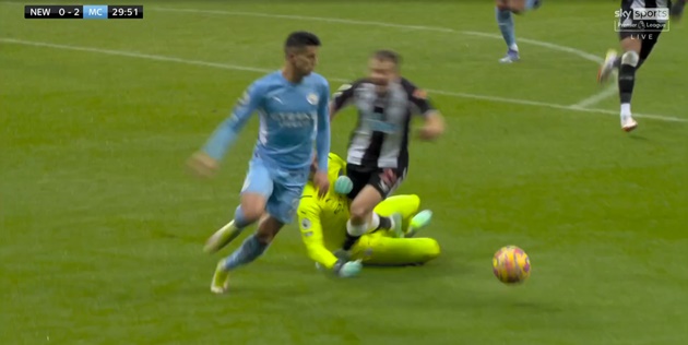 Ảnh bài viết Ederson bỏ bóng vồ người và cái kết bất ngờ