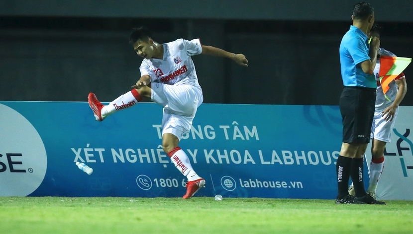 Tuyển thủ U23 Việt Nam đá văng chai nước trong thất bại ở giải trẻ