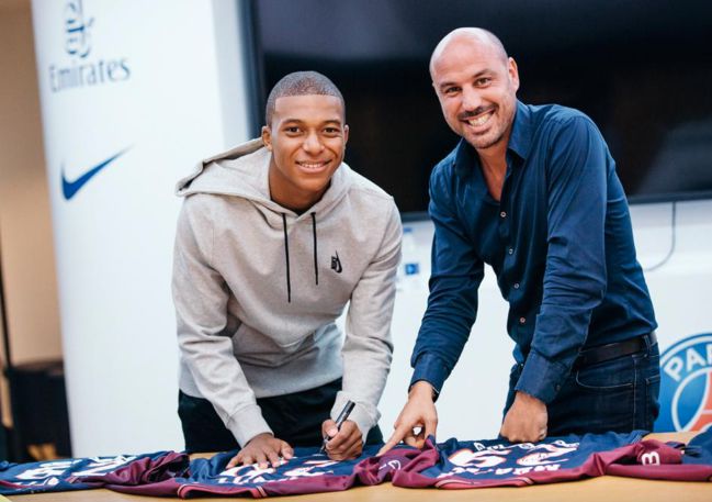 Ảnh bài viết "Phòng tắm nhà Mbappe có rất nhiều ảnh của Real Madrid" 