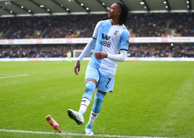 Ảnh bài viết Bị ném chai nước trúng đầu khi đá phạt góc, sao Premier League lạnh lùng đáp trả 