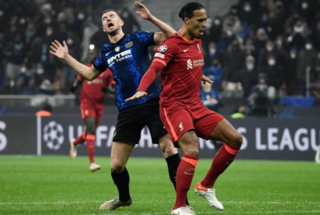 Ảnh bài viết Rio Ferdinand: "Van Dijk gần như đã gian lận"