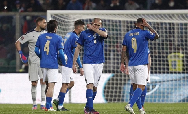 Ảnh bài viết Sau bi kịch World Cup, Italia để lại hình ảnh kinh hoàng và dơ dáy