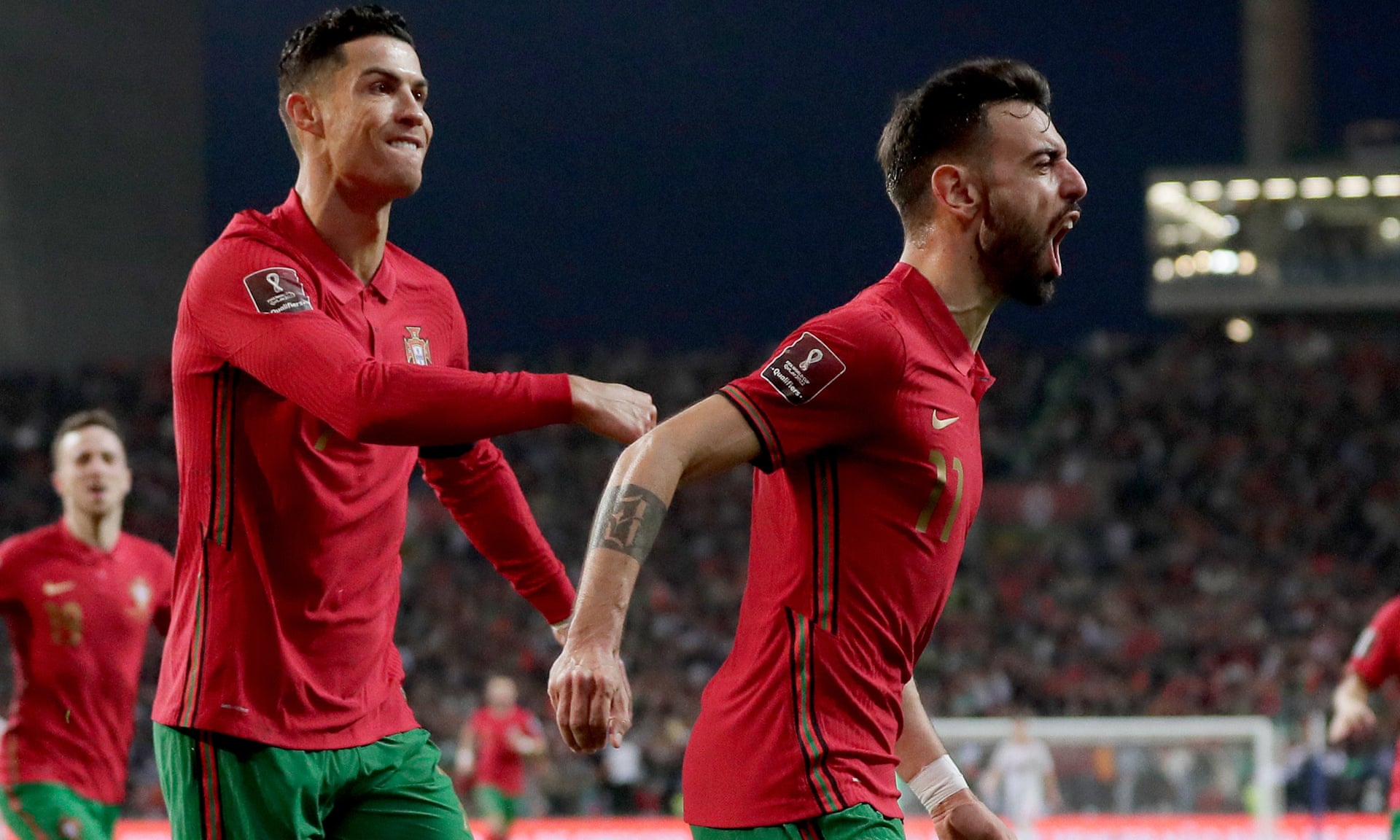 Fernandes chói sáng với cú đúp, Bồ Đào Nha có vé tới World Cup 2022