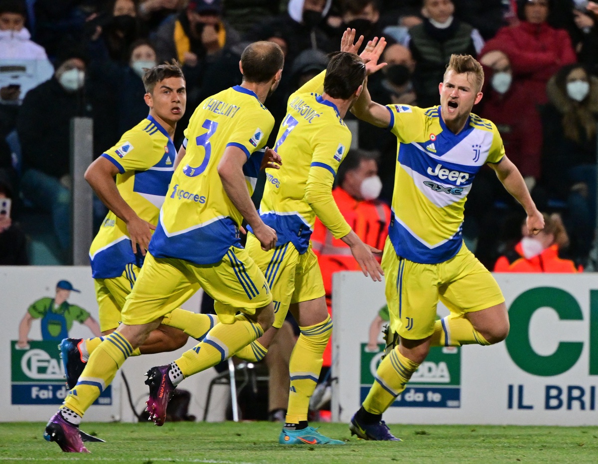 Ảnh bài viết Vlahovic giúp Juventus ngược dòng trước Cagliari