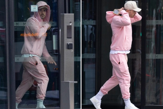 Ảnh bài viết Grealish diện "cây hồng" khi sắp chốt bản hợp đồng 7 con số