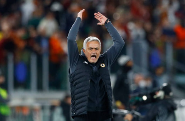 Mourinho phục thù thành công, đưa Roma tiến vào bán kết
