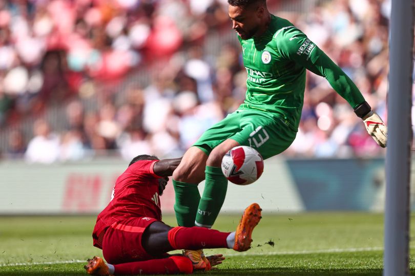 Sao Liverpool tiết lộ cách đưa thủ thành Man City vào bẫy