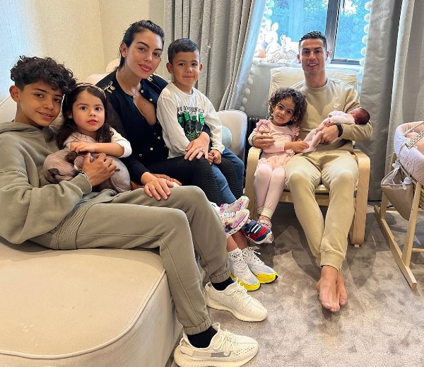 Ảnh bài viết Ronaldo lần đầu đăng ảnh con gái mới sinh bên gia đình