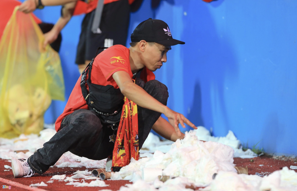 CĐV ném giấy vệ sinh, sân Việt Trì dọn 4 tiếng chưa sạch
