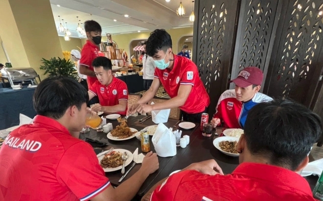 Ảnh bài viết Madam Pang tiếp tế lương thực cho U23 Thái Lan