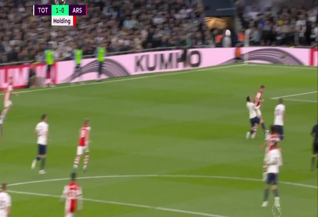 Hugo Lloris 'tấu hài'; Son Heung-min ăn cùi chỏ vào mặt