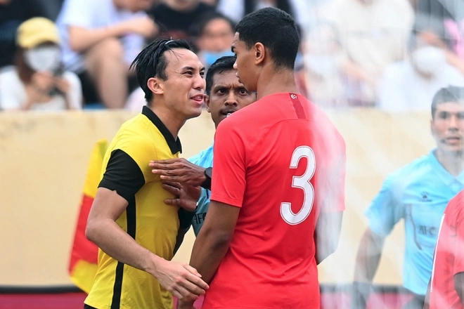 U23 Singapore - Malaysia tranh cãi nảy lửa trên sân Thiên Trường