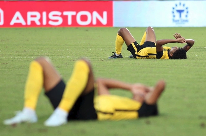 Cầu thủ U23 Malaysia đổ gục xuống sân vì thất vọng