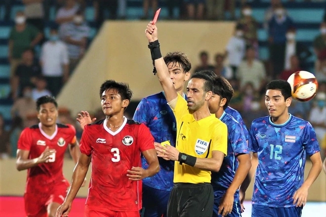Trọng tài người UAE rút 4 thẻ đỏ ở trận U23 Thái Lan đấu Indonesia