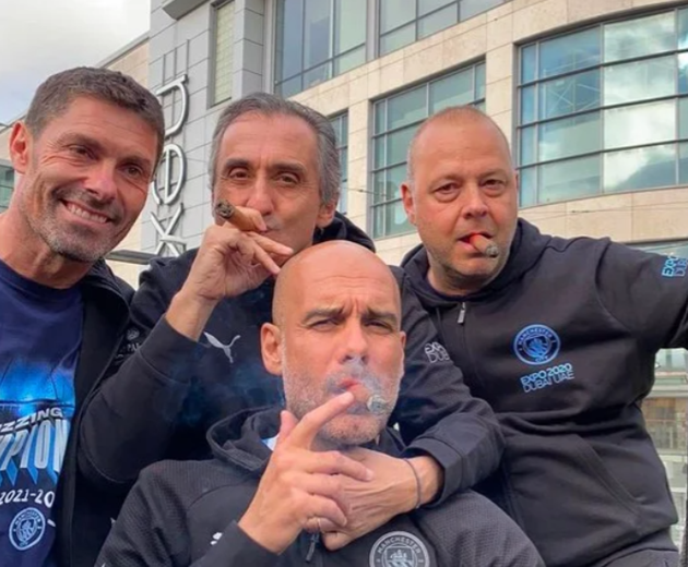 Man City ăn mừng vô địch, Pep ngạo nghễ hút xì gà
