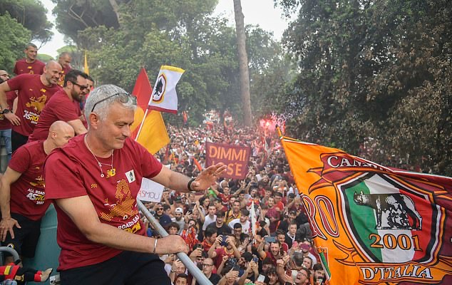Biểu cảm của Jose Mourinho khi được biển người ở Rome chào đón