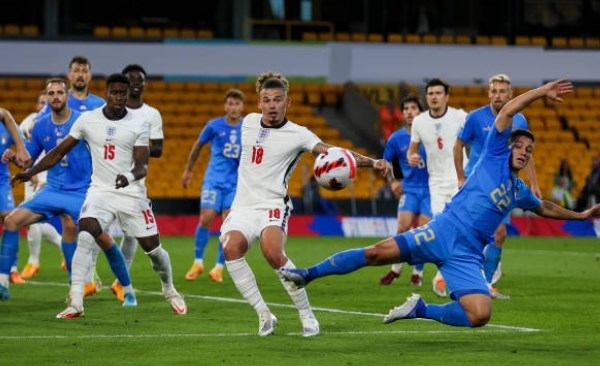 Ảnh bài viết 3 trận âm hiệu số, Ý 'giữ' Anh ở vị trí chót bảng