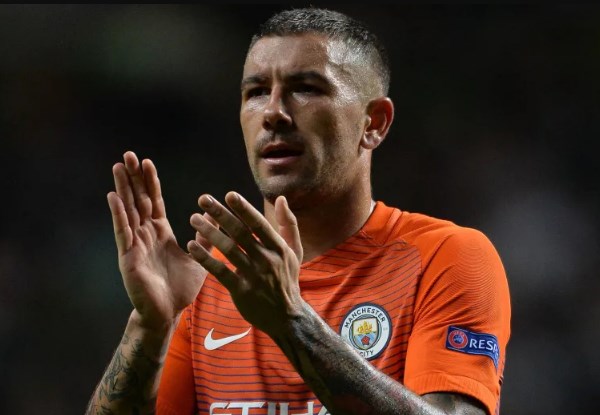 Cựu sao Manchester City giải nghệ ở tuổi 36