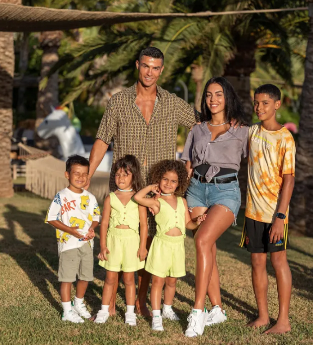 Ảnh bài viết Bạn gái Ronaldo lấy lại vóc dáng siêu mẫu ngay sau khi sinh