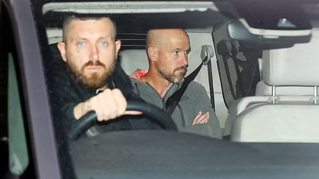 Erik ten Hag mặt lạnh tanh trong ngày đầu đến Carrington