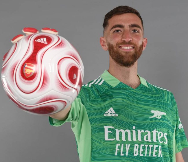 Tân binh thứ 3 tạo dáng 'cool ngầu' trong ngày ra mắt Arsenal