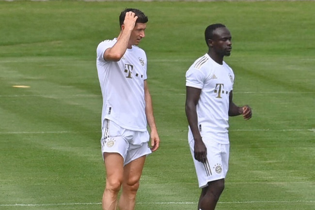 Lewandowski uể oải, như một 'bóng ma' trên sân tập