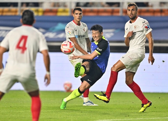 Siêu phẩm của Rakitic khiến Tottenham bị cầm chân