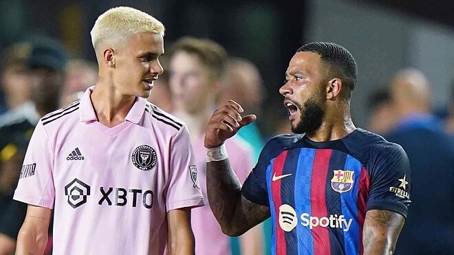 Con trai Beckham ra sân 5 phút trong trận thua Barca 0-6