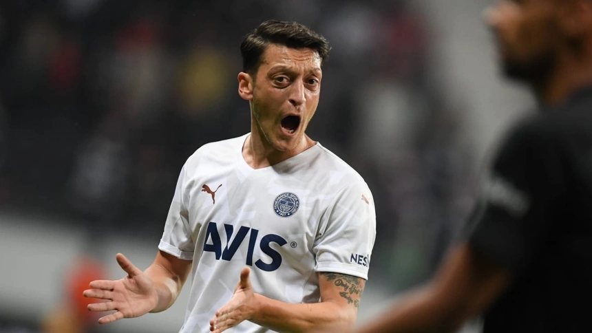 Ozil từ người hùng trở thành kẻ bị căm ghét