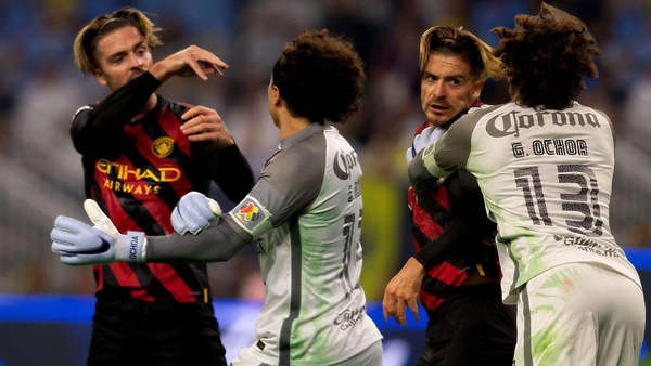 Sao Man City xô xát với đối thủ khi bị triệt hạ