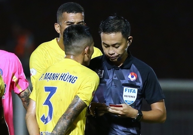 HLV Lê Văn Sỹ: 'Chiếc thẻ đỏ quá nặng'