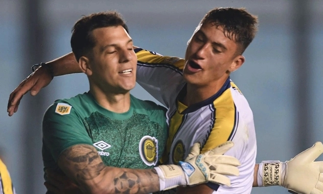 Thủ môn đầu tiên lập cú đúp ở giải VĐQG Argentina