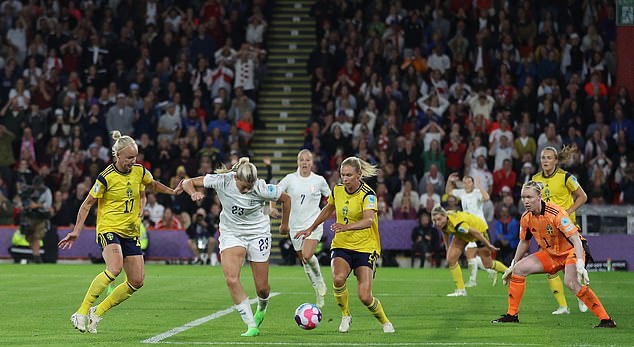 Tiền đạo M.U đánh gót đẳng cấp, nữ Anh vào chung kết EURO 2022